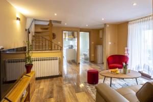 salon z kanapą i stołem w obiekcie Villa Vita in Poreč - Haus für 6-8 Personen w mieście Kaštelir