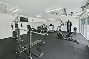 Fitnesscenter och/eller fitnessfaciliteter på Ground Floor Luxury Oceanfront Apartment