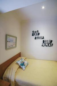 a bed with a picture of a man on it at Pension Angelines, Sneuu Hostel Santander in Santander