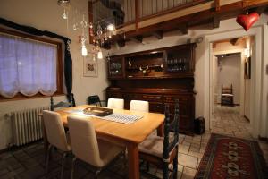 una sala da pranzo con tavolo e sedie in legno di Villetta Periax - Affitti Brevi Italia a Champoluc