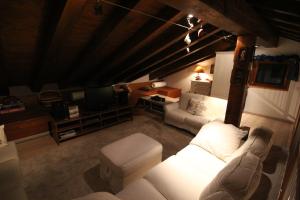 une vue aérienne d'un salon avec des meubles blancs dans l'établissement Villetta Periax - Affitti Brevi Italia, à Champoluc