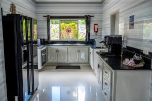 una cocina con fregadero y una ventana. en Tranquility villa, en Baie Sainte Anne