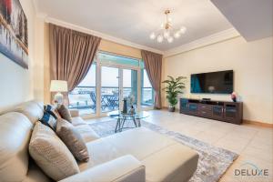 Posezení v ubytování Distinctive 1 BR at Shoreline 5 Palm Jumeirah by Deluxe Holiday Homes