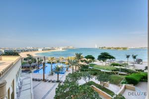 Výhled na bazén z ubytování Distinctive 1 BR at Shoreline 5 Palm Jumeirah by Deluxe Holiday Homes nebo okolí