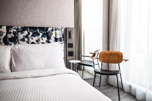 una camera da letto con un letto, una sedia e un tavolo di Page148, Page Hotels a Hong Kong Altre 37 foto