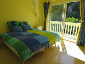 Schlafzimmer mit einem Bett vor einem Fenster in der Unterkunft Prime and Exclusive Seafront Location Apartment Sunset in Trpanj