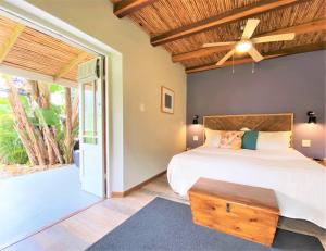 um quarto com uma cama e uma ventoinha de tecto em Swellendam Country Lodge - Guest House - B&B em Swellendam