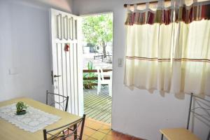 a dining room with a table and a door to a patio at Puerto Sosiego in Gualeguaychú