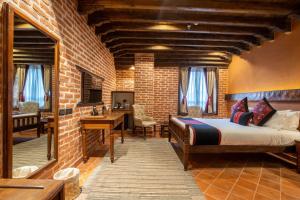 Postel nebo postele na pokoji v ubytování Basera Boutique Hotel + 37 fotografií