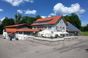 阿爾戈伊地區洛伊特基希的住宿－Traditions-Gasthaus Bayrischer Hof，一座白色的大房子,有橙色的屋顶