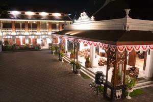 een lege straat voor een gebouw 's nachts bij Daroessalam Syariah Heritage Hotel in Pasuruan