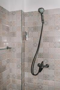 eine Dusche mit Duschkopf im Bad in der Unterkunft Alandala by The Center in Cluj-Napoca