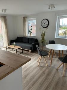 ein Wohnzimmer mit einem Sofa und einem Tisch in der Unterkunft Appartments Eutiner Seepark in Eutin