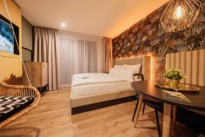 ein Hotelzimmer mit einem Bett und einem Tisch in der Unterkunft Rioca Stuttgart Posto 4 in Stuttgart