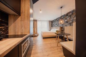 cocina y sala de estar con 1 cama en una habitación en Rioca Stuttgart Posto 4, en Stuttgart