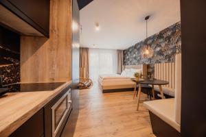 eine Küche und ein Wohnzimmer mit einem Bett in einem Zimmer in der Unterkunft Rioca Stuttgart Posto 4 in Stuttgart