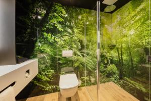 baño con ducha temática y aseo en Rioca Stuttgart Posto 4, en Stuttgart 37 fotos más