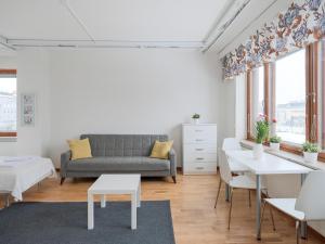 A seating area at Kotimaailma Apartments Joensuu