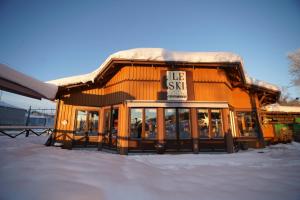a building with a sign that reads ice ski at Le Ski Lodge & Steakhouse in Storlien