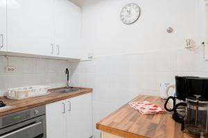 Kuchyňa alebo kuchynka v ubytovaní Central Budapest Apartment VÁCI UTCA + 20 fotografií