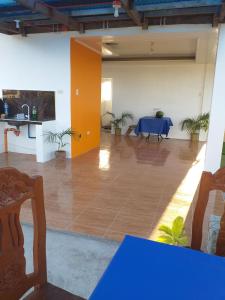 ein Wohnzimmer mit einem blauen Tisch und einem Esszimmer in der Unterkunft BALAY TURISTA TRANSIENT HOUSE in Alaminos