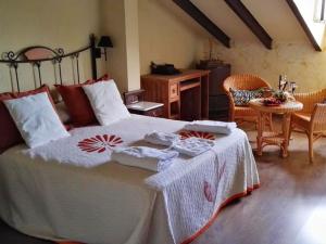 1 dormitorio con 1 cama grande y toallas. en Hospedería Tía María, en Casillas