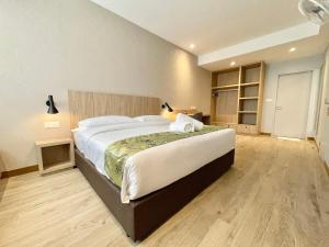 เตียงในห้องที่ LV Modern Suite Langkawi by Zervin