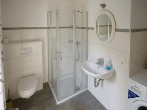 ブレーゲにあるFerienhaus Wellenläuferのシャワー、洗面台、トイレ付きのバスルーム +9枚の写真