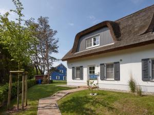 布雷格的住宿－Ferienhaus Wellenläufer，白色房子,有 ⁇ 帽屋顶