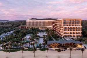 una vista aérea de un hotel con un complejo en Crowne Plaza Phu Quoc Starbay, an IHG Hotel, en Phu Quoc