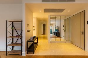 un salon avec un miroir et un couloir dans l'établissement Phenomenal Apartment in Ortakoy, Besiktas, à Istanbul