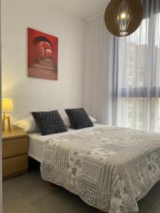 sypialnia z łóżkiem i dużym oknem w obiekcie Calpe Beach Sea View w mieście Calpe +19 zdjęć