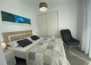 Łóżko lub łóżka w pokoju w obiekcie Calpe Beach Sea View