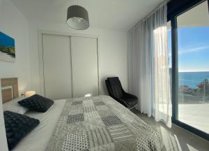 Łóżko lub łóżka w pokoju w obiekcie Calpe Beach Sea View