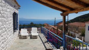 Μπαλκόνι ή βεράντα στο Lovely traditionnal house with sea view