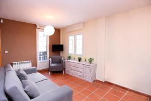 salon z kanapą i krzesłem w obiekcie Chalet Adosado zona med/baja w mieście Sierra Nevada