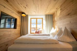 Postel nebo postele na pokoji v ubytování Mesnerhaus & Gourmetrestaurant Mesnerhaus mit 4 Hauben
