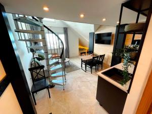 Pokój z spiralnymi schodami i salonem w obiekcie Miramar Ski a pie de pista w mieście Sierra Nevada