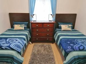 1 dormitorio con 2 camas, vestidor y ventana en Fairbairn Guest Farm, en Maclear
