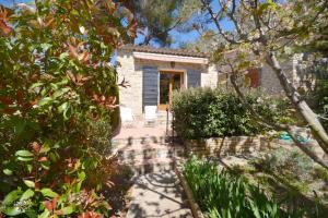 a stone house with a pathway leading to the front door at Charmante maison avec vue sur la montagne à Ceyreste in Ceyreste +11 photos