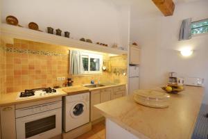 a kitchen with a sink and a washing machine at Charmante maison avec vue sur la montagne à Ceyreste in Ceyreste