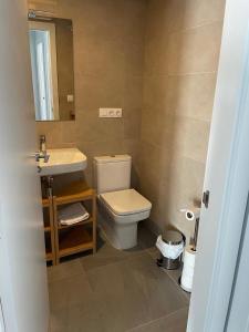 een badkamer met een toilet en een wastafel bij Sunny penthouse beach apartment with panoramic views in Almuñécar