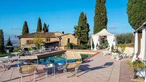 willa z basenem przed domem w obiekcie Villa Beltramonto 14, Emma Villas w mieście Pomarance