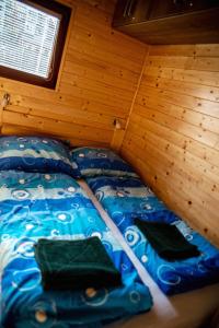 Houseboat Bonanza Prague في براغ: غرفة صغيرة مع سرير في كابينة