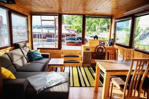 Χώρος καθιστικού στο Houseboat Bonanza Prague