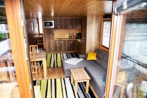 ein Wohnzimmer mit einem Sofa und einem Tisch in der Unterkunft Houseboat Bonanza Prague in Prag