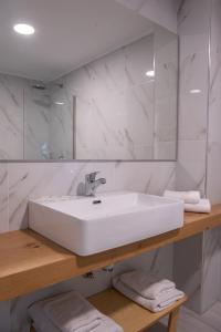 Ein Badezimmer in der Unterkunft Gouves Waterpark Holiday Resort