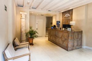 lobby z recepcją i krzesłami w obiekcie Hotel Boutique Elvira Plaza w Sewilli
