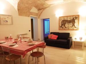 a living room with a table and a couch at La casa della mia famiglia in Rome