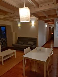 una sala de estar con una mesa y un sofá en NAMOR-Apartamento Tres Balcones, en Ribadeo